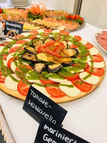 Büffet mit Caprese und Räucherlachs.