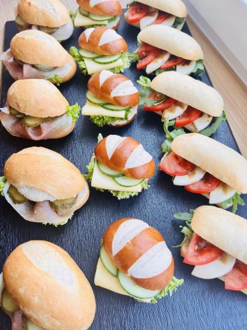 Belegte Brötchen mit Schinken, Käse und Salat