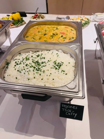 Veganes Thai-Curry mit Reis im Büffet.