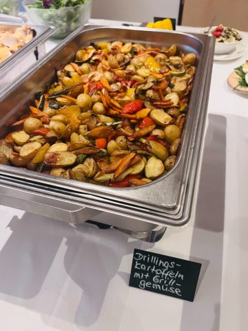 Gegrilltes Gemüse und Kartoffeln im Buffetwärmer.