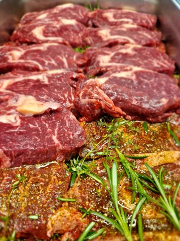 Mariniertes Steak mit Rosmarin und Gewürzen.